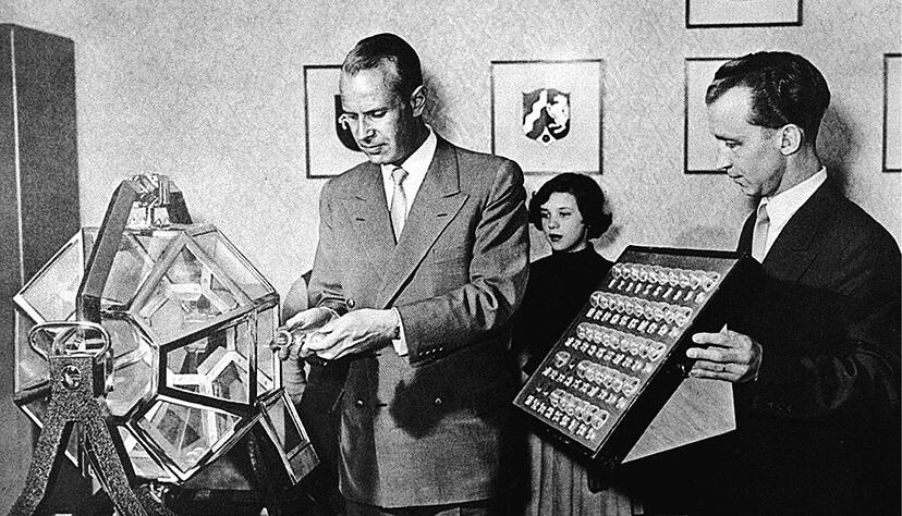 Das Waisenmädchen Elvira Hahn zog die erste Kugel in der Geschichte des erfolgreichen Glücksspiels «6 aus 49» - es war ausgerechnet die 13. (Archivbild)
