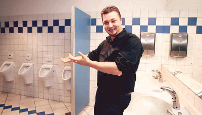 Einladung für alle: Marc Angele zeigt die Nette Toilette in der Gaststätte „Spazz“. Das Angebot wird gut angenommen.Foto: Archiv/Veigel Einladung für alle: Marc Angele zeigt die Nette Toilette in der Gaststätte „Spazz“. Das Angebot wird gut angenommen.Foto: Archiv/Veigel