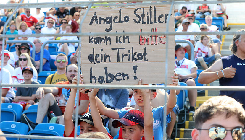 Versuchen kann man's ja mal: Dieser junge Fan geht mit seiner Bitte an den defensiven Mittelfeldspieler Angelo Stiller in die Offensive. Versuchen kann man's ja mal: Dieser junge Fan geht mit seiner Bitte an den defensiven Mittelfeldspieler Angelo Stiller in die Offensive.