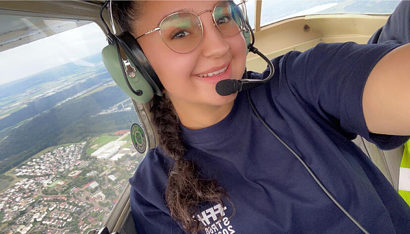 Hoch &uuml;ber den Wolken mit einem strahlenden L&auml;cheln: Alia Bonincontro im Cockpit.