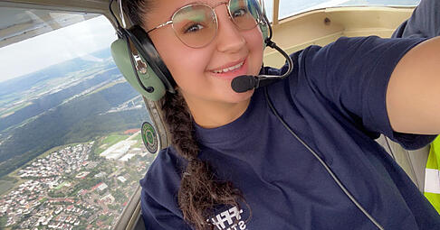 Hoch &uuml;ber den Wolken mit einem strahlenden L&auml;cheln: Alia Bonincontro im Cockpit.