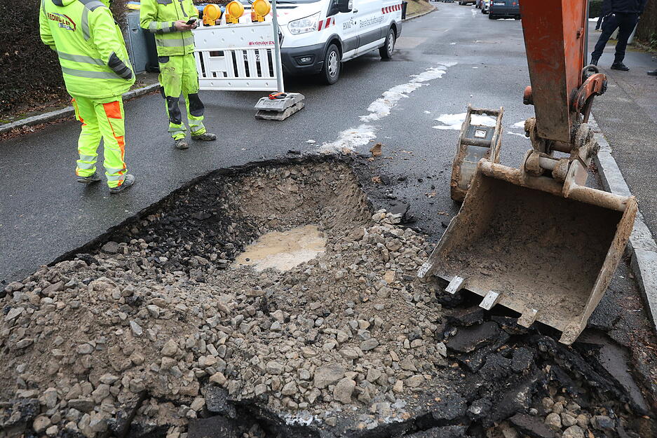 "Man geht davon aus, dass die ganze Stra&szlig;e durch den Wasserrohrbruch unterh&ouml;hlt ist", sagte ein Polizeisprecher.