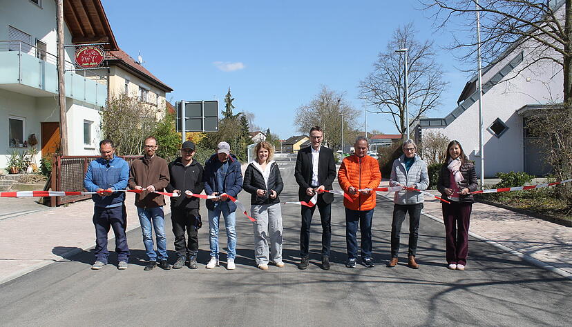 Der letzte Bauabschnitt der Sanierung Ortsdurchfahrt Meimsheim ist abgeschlossen. B&uuml;rgermeister Thomas Csaszar (vierter v. r.)schneidet gemeinsam mit beteiligten Akteuren das Flatterband durch.