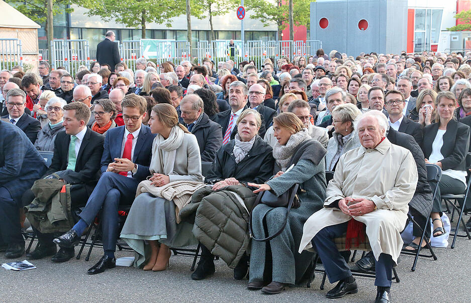 Juni 2016:  Die Festgäste, unter ihnen Reinhold Würth, erwarten den Dirigenten Justus Frantz mit der Philharmonie der Nationen. Juni 2016:  Die Festgäste, unter ihnen Reinhold Würth, erwarten den Dirigenten Justus Frantz mit der Philharmonie der Nationen.