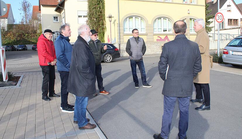 Lob und kritische Anmerkungen: Stimme-Chefredakteur Uwe Ralf Heer und Bürgermeister Gerd Kreiter auf dem Platz vor dem Eiscafé Madeira in Kirchardt, im Gespräch mit Bürgern.
Foto: Jörg Kühl Lob und kritische Anmerkungen: Stimme-Chefredakteur Uwe Ralf Heer und Bürgermeister Gerd Kreiter auf dem Platz vor dem Eiscafé Madeira in Kirchardt, im Gespräch mit Bürgern.
Foto: Jörg Kühl