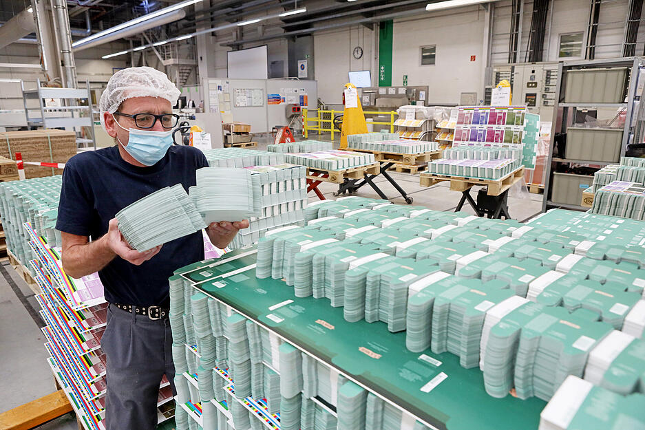 Oliver Heller macht die Produktion fertig f&uuml;r den Versand.