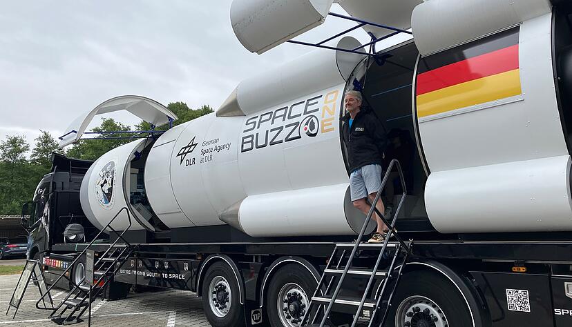 Mission Specialist, Matthias Kuhlgatz bewacht die SpaceBuzzOne von au&szlig;en.