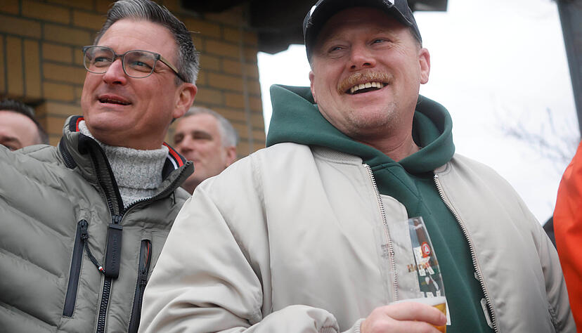 Alte Herren des TSV Ohrnberg feuern Hollenbach an.