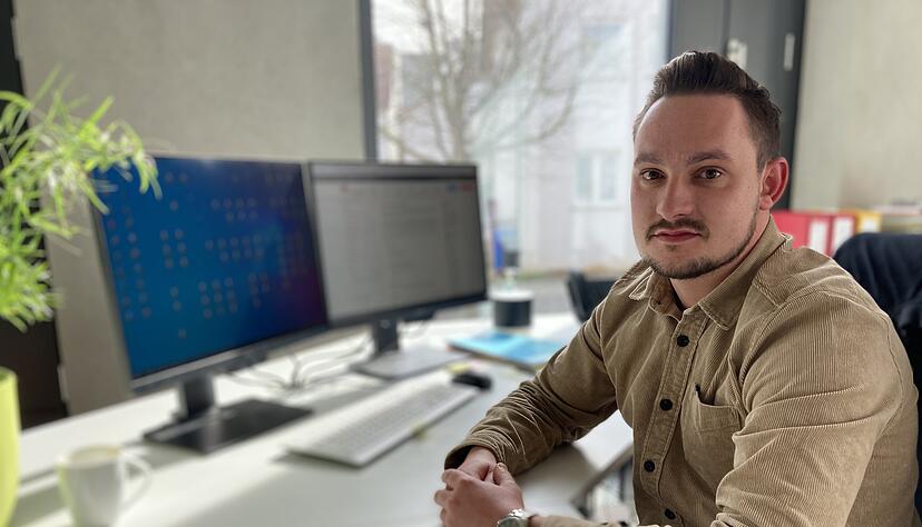 Julian Bahm sitzt am aufger&auml;umten Schreibtisch in seinem gro&szlig;en, hellen B&uuml;ro im ersten Stock des Leingartener Rathauses.
Foto: Susanne Schwarzb&uuml;rger