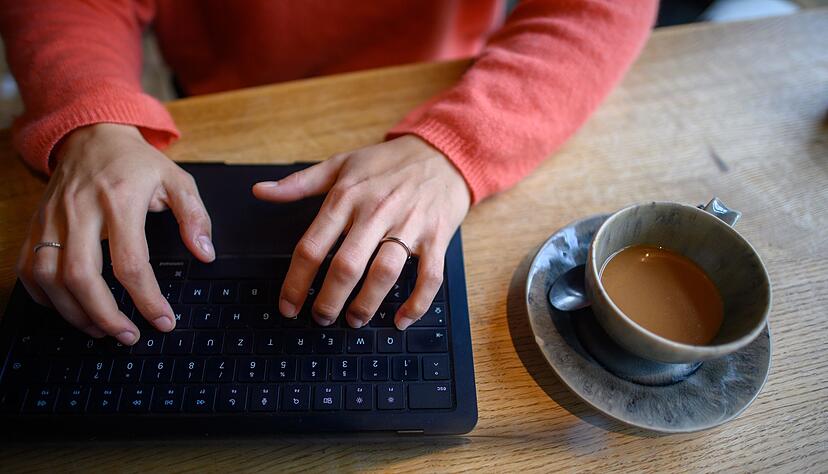 Stundenlang Arbeiten im Caf&eacute;: Das machen einige Gastronomen nicht mehr mit.