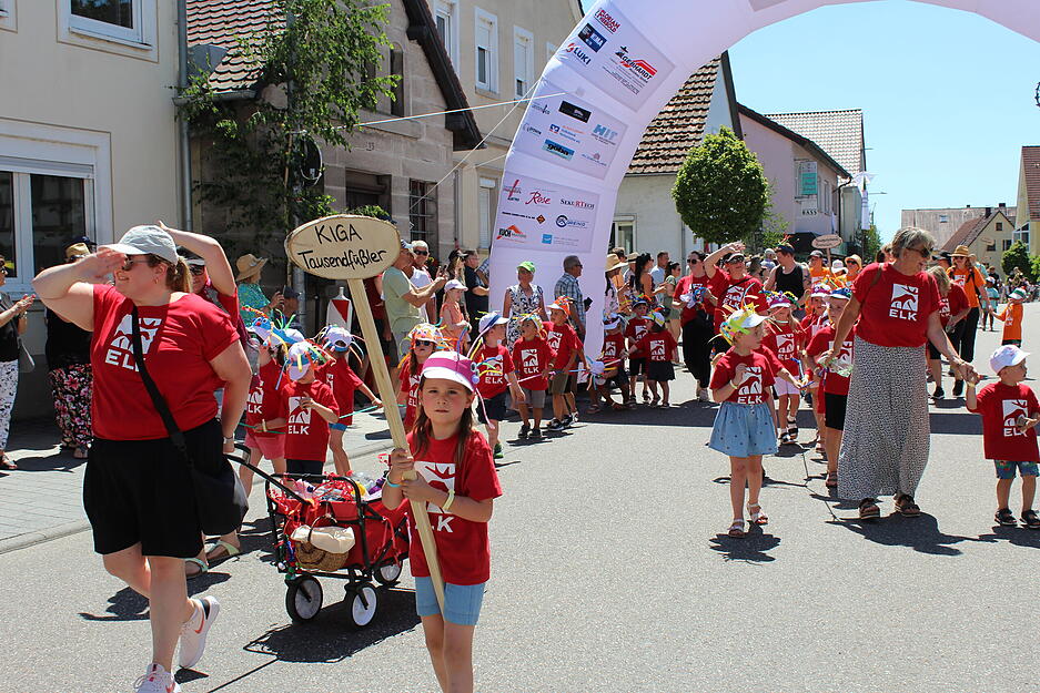 Bunte Vielfalt beim großen Festumzug in Bretzfeld. Bunte Vielfalt beim großen Festumzug in Bretzfeld.