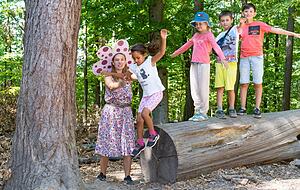 Hannah K&uuml;bler (links) mit Joleen, Florentine, Wanja und Markiian auf dem Gaffenberg. Heute sind die Betreuer der Gruppe als Blume, G&auml;rtner oder Schnecke verkleidet.