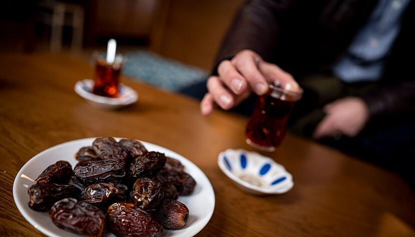 Am 1. März beginnt Ramadan. Für viele Musliminnen und Muslime bedeutet das: nichts essen und nichts trinken zwischen Sonnenauf- und Sonnenuntergang.
