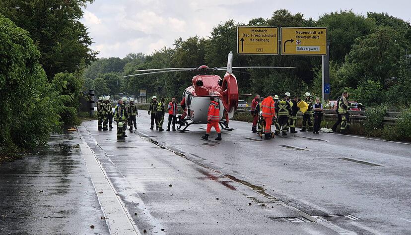 Ein Rettungshubschrauber ist in Neckarsulm wegen eines Arbeitsunfalls im Einsatz. Daf&uuml;r wurde die B27 gesperrt.