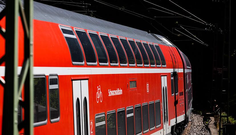 Ein Gebäudebrand führte zu den Behinderungen auf der Schwarzwaldbahn. (Symbolbild)