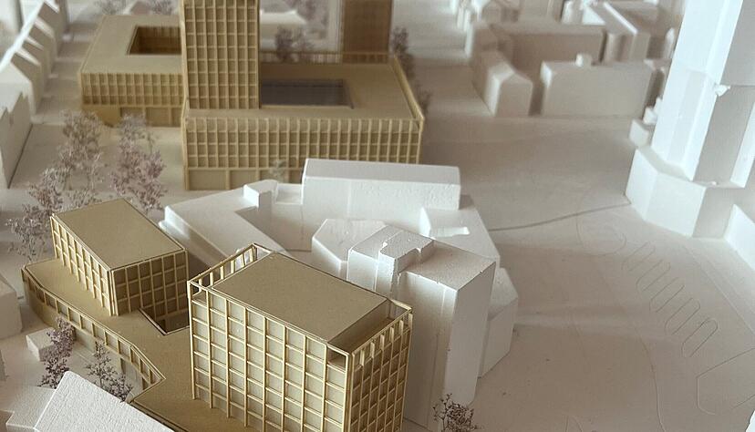 Ver&auml;nderungen im Quartier: W&auml;hrend alle auf die Sanierung des Wollhauses (im Modell rechts) warten, plant die Sparkasse einen Neubau an der Allee.