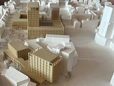 Ver&auml;nderungen im Quartier: W&auml;hrend alle auf die Sanierung des Wollhauses (im Modell rechts) warten, plant die Sparkasse einen Neubau an der Allee.