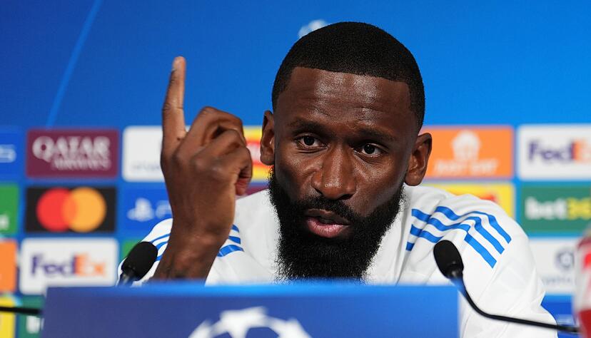 Antonio R&uuml;diger polarisiert oft - auf und neben dem Fu&szlig;ballplatz. (Archivbild)