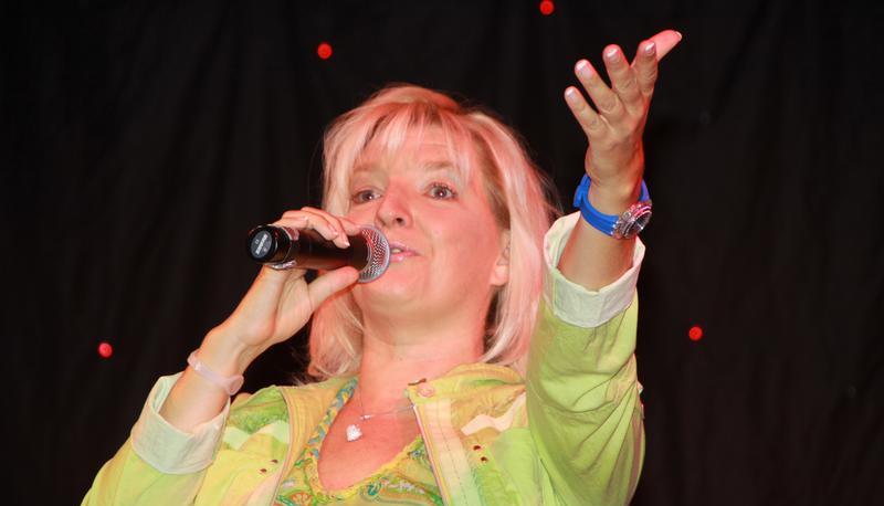 Birgit Langer war einst Frontfrau beim Fernando-Express. Jetzt ist sie als Solosängerin unterwegs und schreibt ihre Texte selbst − mit autobiografischen Zügen. Birgit Langer war einst Frontfrau beim Fernando-Express. Jetzt ist sie als Solosängerin unterwegs und schreibt ihre Texte selbst − mit autobiografischen Zügen.