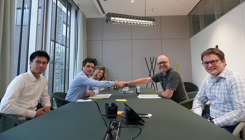 Campus-Founders-Geschäftsführer Oliver Hanisch (2. von rechts) gratuliert dem Team von Iuna AI mit Samira und Jan Nabatian sowie Tong Chen zur Kooperation im Rahmen des Venture-Studio-Programms. Rechts ist Corey Wright, der die geförderten Startups im neuen Programm begleitet. Campus-Founders-Geschäftsführer Oliver Hanisch (2. von rechts) gratuliert dem Team von Iuna AI mit Samira und Jan Nabatian sowie Tong Chen zur Kooperation im Rahmen des Venture-Studio-Programms. Rechts ist Corey Wright, der die geförderten Startups im neuen Programm begleitet.