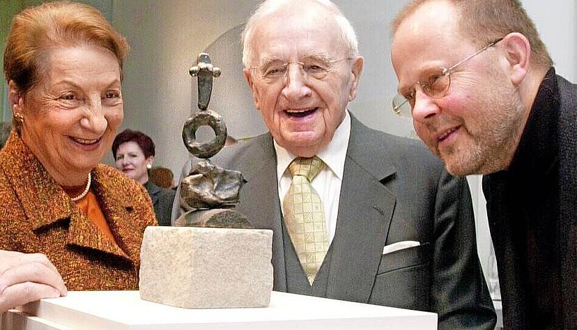 Stifter und Kunstm&auml;zen Ernst Franz Vogelmann (Mitte) 2001 mit Partnerin Ruth Reinwald und dem damaligen Museumsdirektor Andreas Pfeiffer.