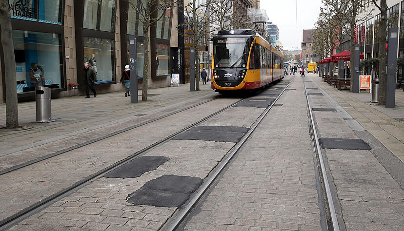 Straßenschäden in der Kaiserstraße. Das Pflaster wird im Sommer 2018 erneut saniert. Foto: Andreas Veigel