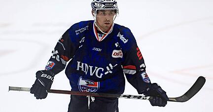 Judd Blackwater war gegen Kassel der gefährlichste Angreifer der Falken. Doch seine zwei Tore waren letztlich zu wenig, um eine ernsthafte Siegchance gegen den amtierenden Vizemeister zu besitzen.
Foto: Archiv/Schmerbeck Judd Blackwater war gegen Kassel der gefährlichste Angreifer der Falken. Doch seine zwei Tore waren letztlich zu wenig, um eine ernsthafte Siegchance gegen den amtierenden Vizemeister zu besitzen.
Foto: Archiv/Schmerbeck