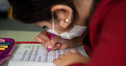 Eine Schülerin der Liebenauschule nimmt an einer Nachmittagsunterrichtseinheit im Rahmen des Programms „Lernen mit Rückenwind“ teil. Mit dem auf zwei Jahre angelegten Programm soll Kindern und Jugendlichen geholfen werden, Corona-Folgen und Lernlücken zu bewältigen. +++ dpa-Bildfunk +++ Eine Schülerin der Liebenauschule nimmt an einer Nachmittagsunterrichtseinheit im Rahmen des Programms „Lernen mit Rückenwind“ teil. Mit dem auf zwei Jahre angelegten Programm soll Kindern und Jugendlichen geholfen werden, Corona-Folgen und Lernlücken zu bewältigen. +++ dpa-Bildfunk +++