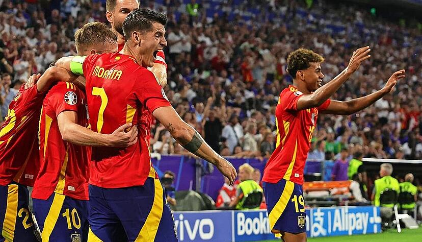Das ging flott: Mit zwei Toren von Lamine Yamal (rechts) und Dani Olmo (Nummer zehn) drehen die Spanier binnen fünf Minuten den frühen 0:1-Rückstand.
Foto: dpa Das ging flott: Mit zwei Toren von Lamine Yamal (rechts) und Dani Olmo (Nummer zehn) drehen die Spanier binnen fünf Minuten den frühen 0:1-Rückstand.
Foto: dpa