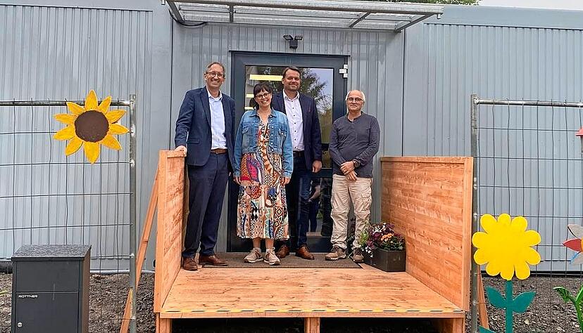 Nach den Sommerferien werden die Heinsheimer Grundschüler in einer Containeranlage unterrichtet. Eine gute Lösung für (v. li) OB Sebastian Frei, Schulleiterin Claudia Hauck, Hochamtsleiter Alexander Speer und Achim Gärtner vom Hochbauamt.
