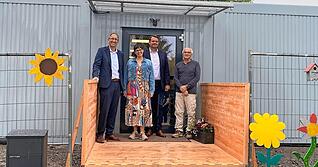 Nach den Sommerferien werden die Heinsheimer Grundschüler in einer Containeranlage unterrichtet. Eine gute Lösung für (v. li) OB Sebastian Frei, Schulleiterin Claudia Hauck, Hochamtsleiter Alexander Speer und Achim Gärtner vom Hochbauamt.