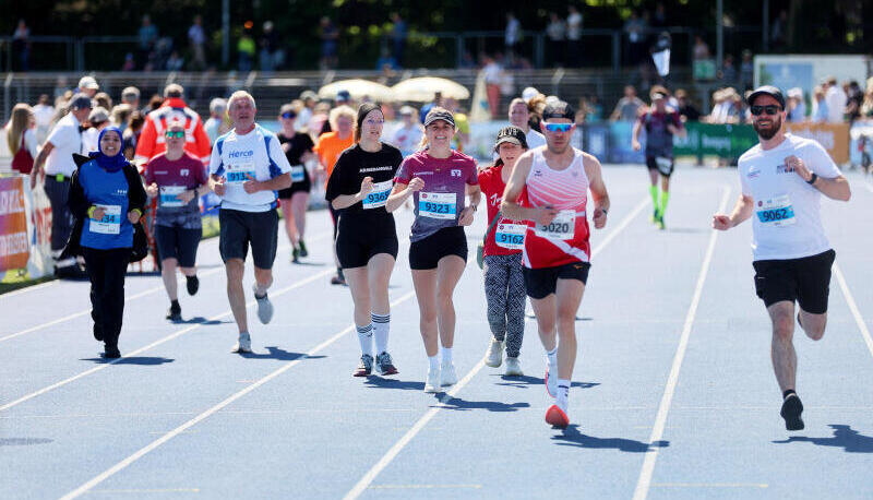 Zusammenhalt auf der Laufstrecke: Mehr als 30 Unterst&uuml;tzer laufen beim Trollinger Marathon f&uuml;r Benni.