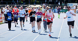 Zusammenhalt auf der Laufstrecke: Mehr als 30 Unterst&uuml;tzer laufen beim Trollinger Marathon f&uuml;r Benni.