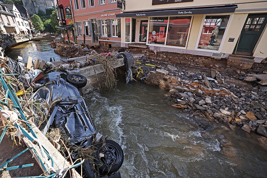 Ein Auto liegt in dem Fluss Erft. In Bad Münstereifel hat die über die Ufer getretene Erft erhebliche Schäden angerichtet. +++ dpa-Bildfunk +++ Ein Auto liegt in dem Fluss Erft. In Bad Münstereifel hat die über die Ufer getretene Erft erhebliche Schäden angerichtet. +++ dpa-Bildfunk +++