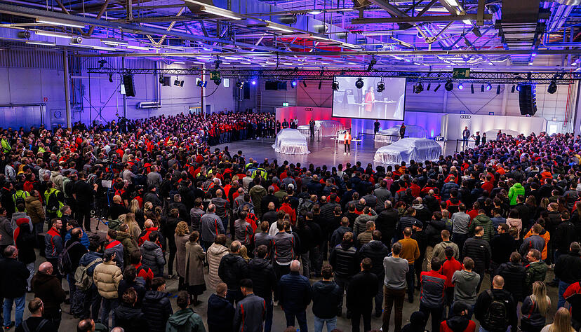 Hunderte Audi-Mitarbeiter sind am Dienstag auf dem Werksgelände in Neckarsulm in die Halle B16 gekommen, um die Premiere des A6 Avant zu erleben.