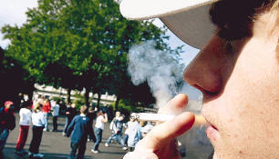 In den letzten Z&uuml;gen: Wer minderj&auml;hrig ist, darf bald in der &Ouml;ffentlichkeit nicht mehr seiner Nikotin-Sucht fr&ouml;nen. Foto: dpa