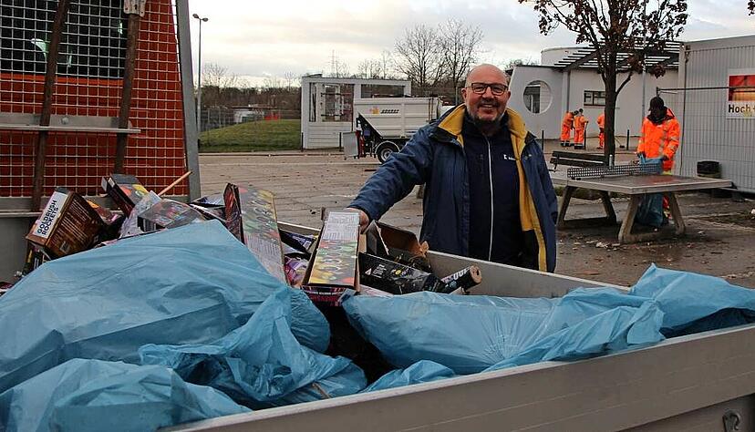 Bauhofleiter Rolf Albrecht auf den Taläckern: Hier wurden in der Silvesternacht große Mengen Feuerwerk gezündet − und große Mengen Müll hinterlassen.