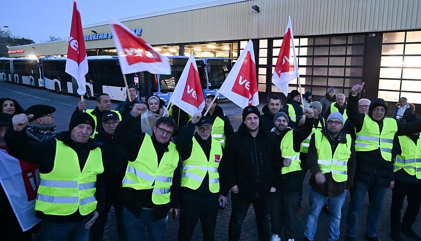 Mitarbeiter eines privaten Busunternehmens beteiligen sich an einem Warnstreik.