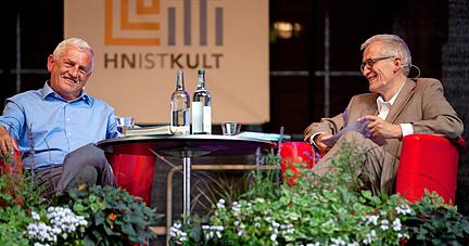 Die Liebe zur Literatur und das Interesse an der Theologie: Arnold Stadler (links) und Anton Knittel im frei schwebenden Gespr&auml;ch.
Foto: Michaela Keicher