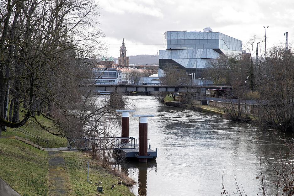 Den idealen Standort für eine Surfwelle in Heilbronn sehen die Studenten der DHBW Heilbronn am Campuspark direkt am Anlegesteg, der aktuell nicht mehr benutzt wird. Foto: Andreas Veigel Den idealen Standort für eine Surfwelle in Heilbronn sehen die Studenten der DHBW Heilbronn am Campuspark direkt am Anlegesteg, der aktuell nicht mehr benutzt wird. Foto: Andreas Veigel