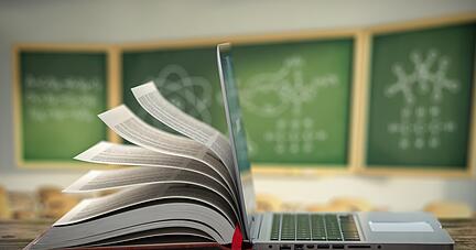 Computer und Tafeln kommen in der IT-Klasse der Hermann-Greiner-Realschule zum Einsatz.
Foto: Maksym Yemelyanov/stock.adobe.com