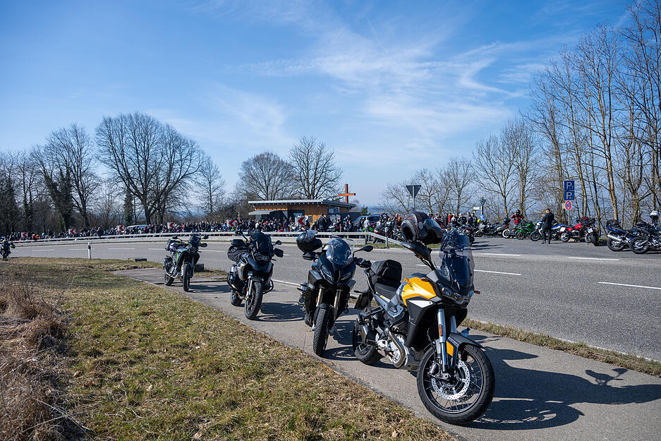 Die "Platte" ist voll: Selbst auf der gegenüberliegenden Straßenseite waren am Sonntag Motorräder abgestellt.