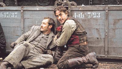 Im Film &quot;Sherlock Holmes: Spiel im Schatten&quot; liefern sich Holmes (rechts) und Watson bei Heilbronn eine Schießerei mit dem Bösewicht.Foto: Daniel Smith/Warner Bros.