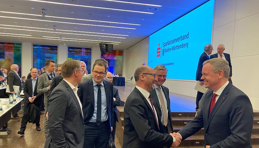 Kurz nach der Wahl nimmt Matthias Neth (rechts) erste Glückwünsche entgegen. Kurz nach der Wahl nimmt Matthias Neth (rechts) erste Glückwünsche entgegen.