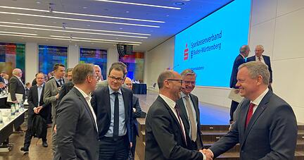 Kurz nach der Wahl nimmt Matthias Neth (rechts) erste Glückwünsche entgegen. Kurz nach der Wahl nimmt Matthias Neth (rechts) erste Glückwünsche entgegen.