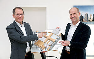 JVA-Leiter Andreas Vesenmaier (rechts) und Frank Berkenhoff, Leiter des Vermögens und Bau Baden-Württemberg Amt Heilbronn. JVA-Leiter Andreas Vesenmaier (rechts) und Frank Berkenhoff, Leiter des Vermögens und Bau Baden-Württemberg Amt Heilbronn.