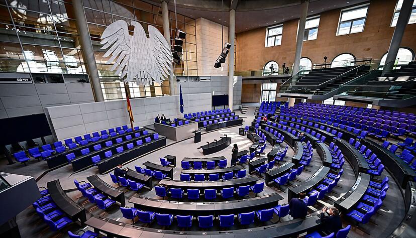 Vertrauensfrage, Aufl&ouml;sung des Bundestages - dann wird es im Plenarsaal leer.