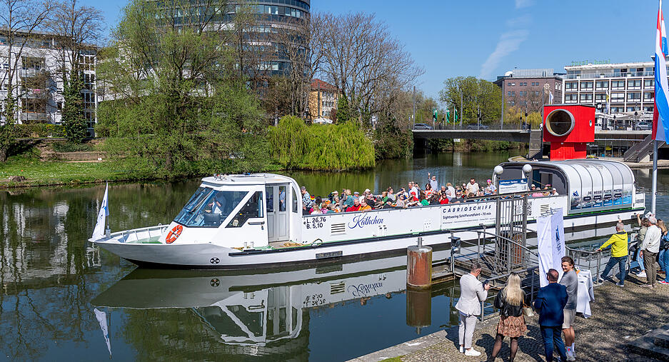 Die Weiße Flotte ist nicht nur im Linienverkehr unterwegs. Acht ganz unterschiedliche Schiffe, kleine, große und sogar ein solarbetriebenes, inklusive kompletter Gastronomie, können darüber hinaus von Firmen, Vereinen oder auch privaten Gesellschaften mit bis zu 500 Personen für Feiern und Tagungen gemietet werden.