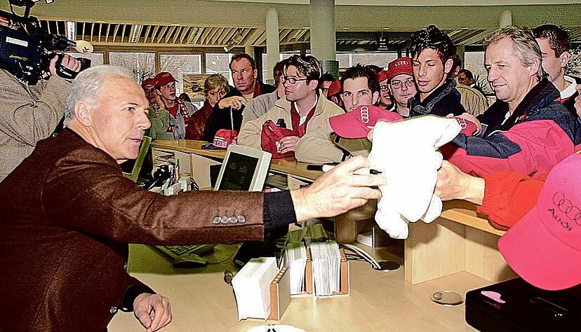 Versorgt Fans des FC-Bayern-Fanclubs von Audi geduldig mit Autogrammen: Franz Beckenbauer 2004 in Neckarsulm − wo er einen A8 abholt.
Foto: Archiv/Kempf