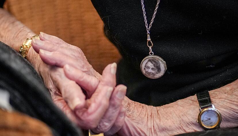Margot Friedländer trägt ein Amulett mit dem Bild ihrer Mutter, die wie ihr Bruder im NS-Vernichtungslager Auschwitz ermordet wurden. Margot Friedländer trägt ein Amulett mit dem Bild ihrer Mutter, die wie ihr Bruder im NS-Vernichtungslager Auschwitz ermordet wurden.